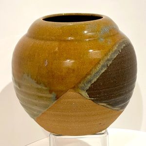 Vintage Studio Pottery Vase. Signed by the Artist. (0059900)